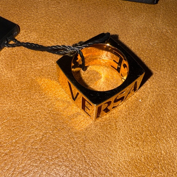 NWT Versace Gold Medusa Ring size 7.5 - Picture 3 of 6